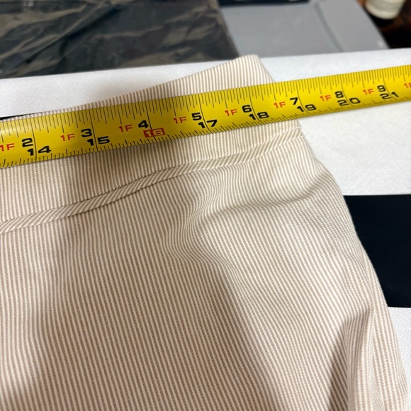Avenue NWT striped capri pants with a cotton/spandex stretch blend. - Picture 7 of 9